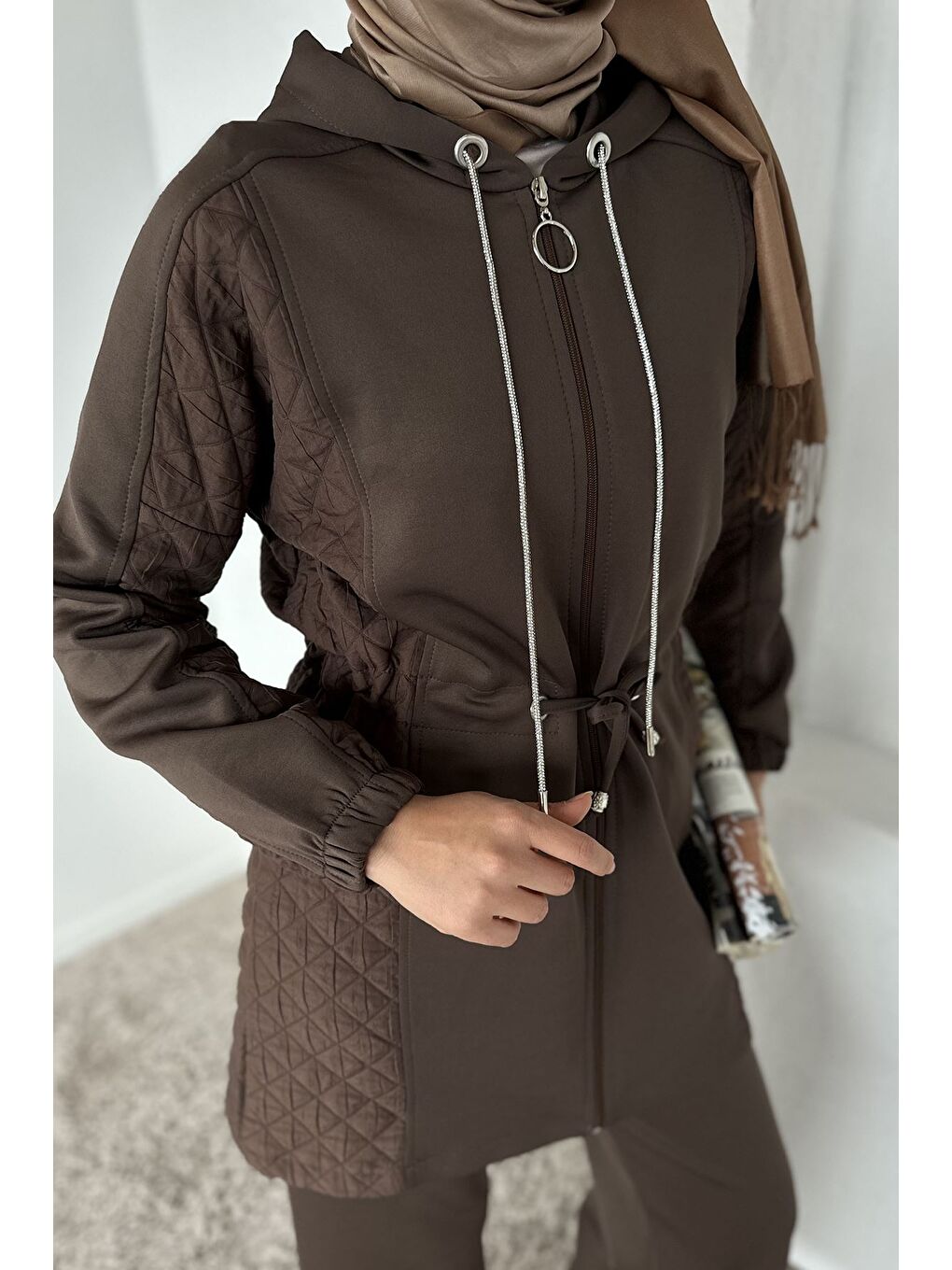 Bej Yan Kapitone Detaylı Kapüşonlu Tesettür Tunik Pantolon İkili Takım-7