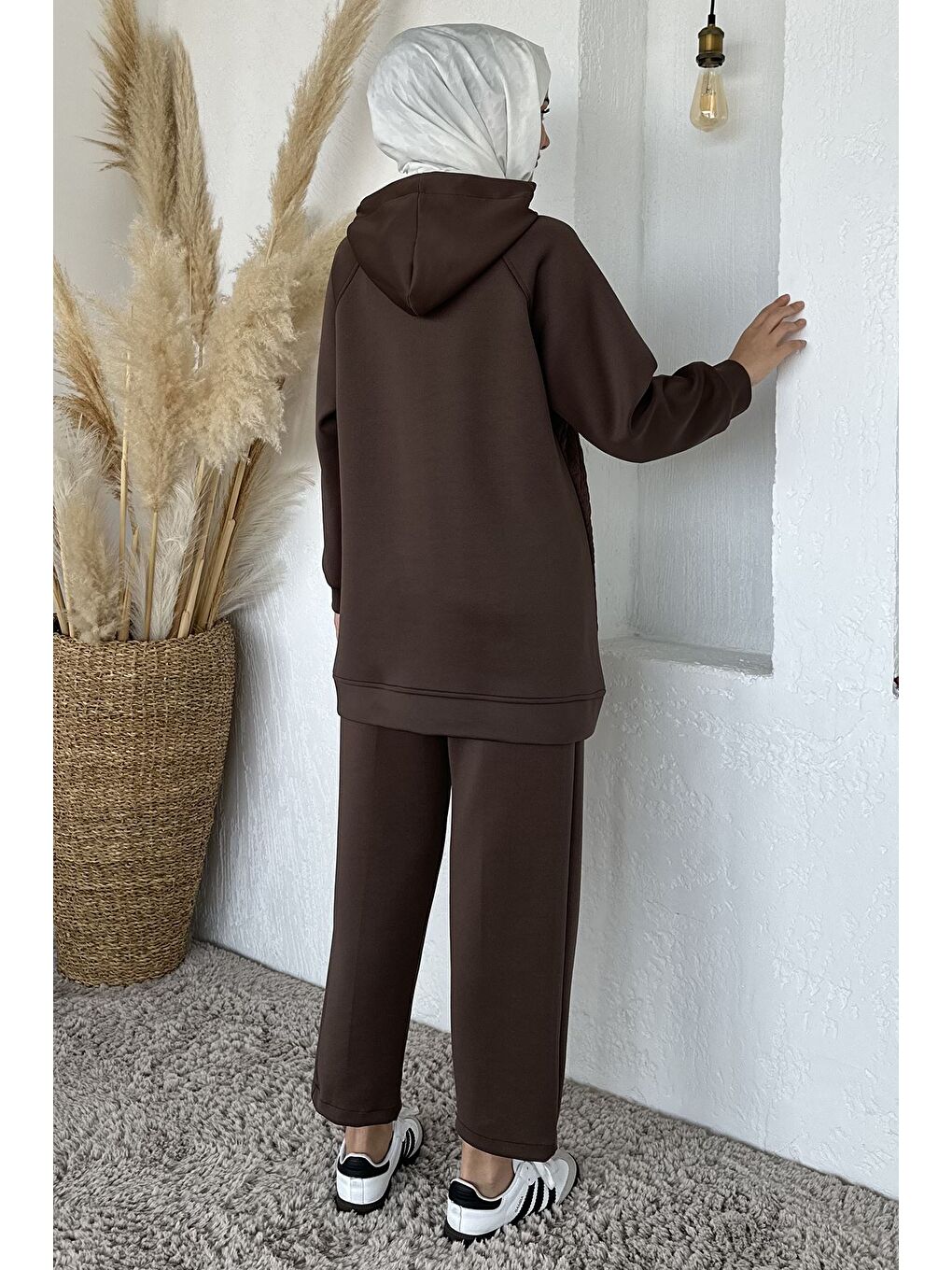 Kahverengi Kapitoneli Broş Detaylı Kapüşonlu Tesettür Tunik Bel Lastikli Pantolon İkili Takım-4