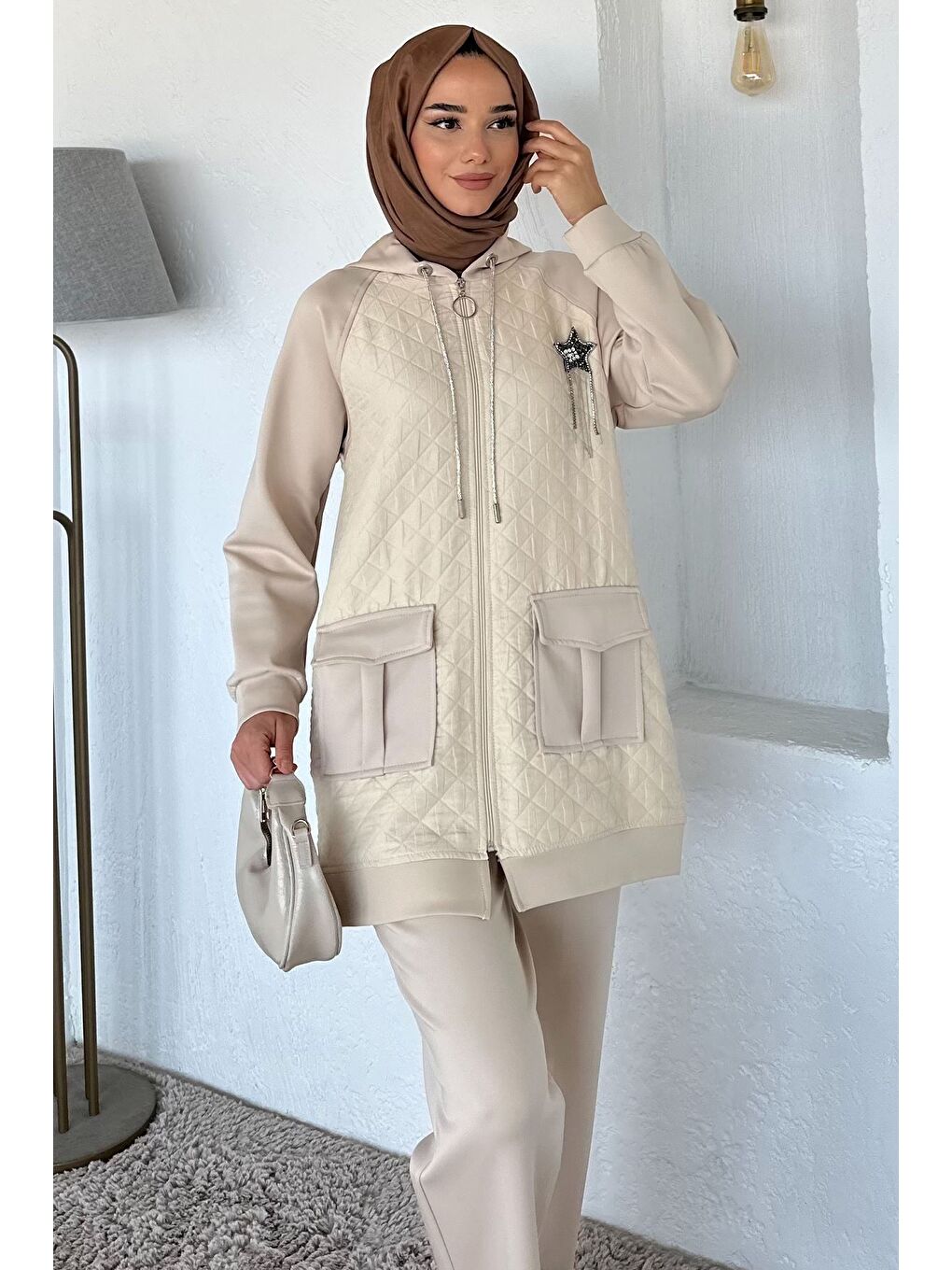 Bej Kapitoneli Broş Detaylı Kapüşonlu Tesettür Tunik Bel Lastikli Pantolon İkili Takım-3