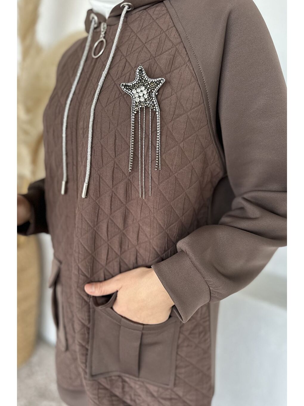 Kahverengi Kapitoneli Broş Detaylı Kapüşonlu Tesettür Tunik Bel Lastikli Pantolon İkili Takım-6