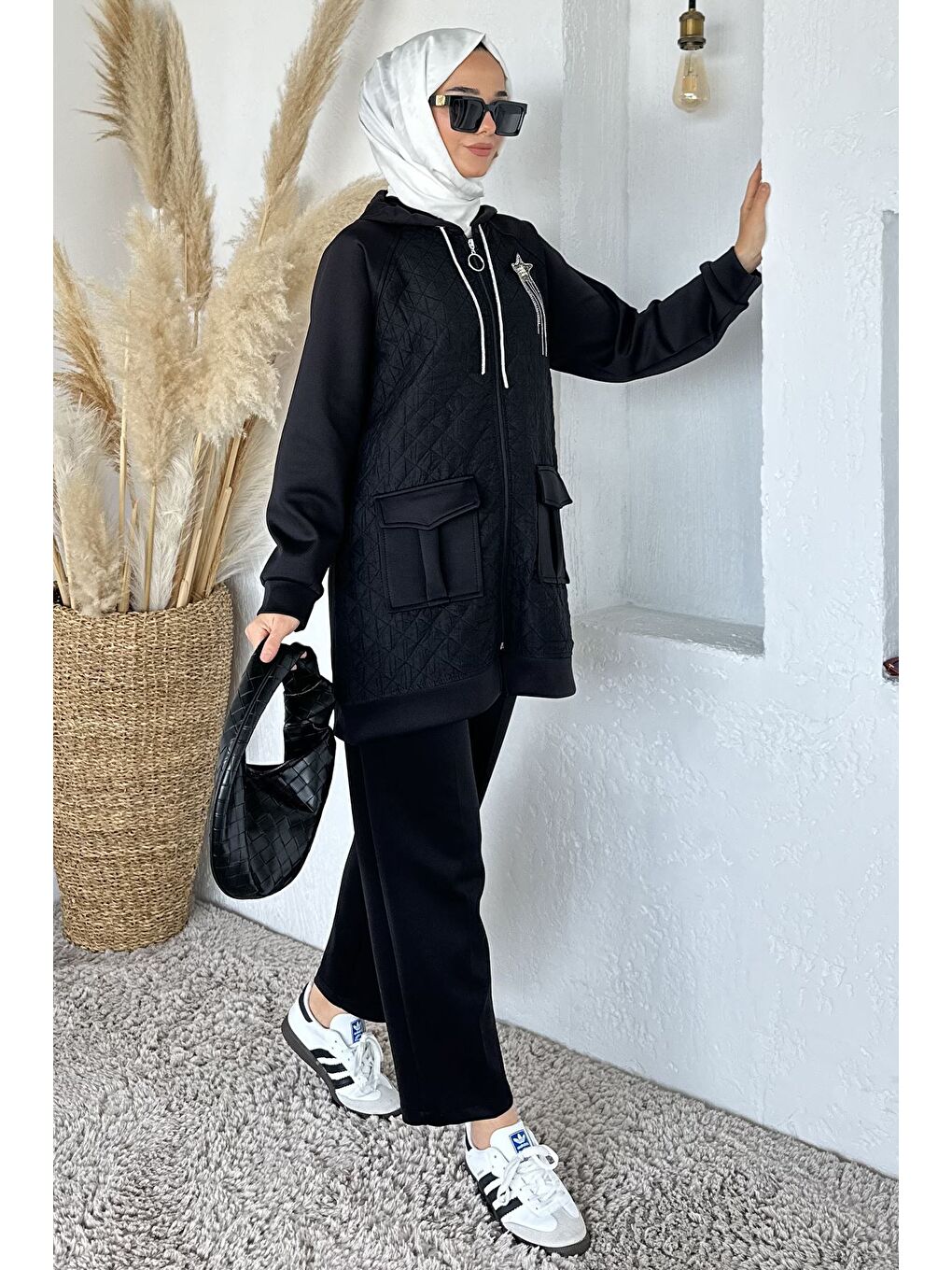 Siyah Kapitoneli Broş Detaylı Kapüşonlu Tesettür Tunik Bel Lastikli Pantolon İkili Takım-3