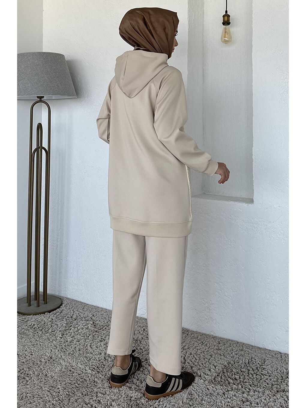 Bej Kapitoneli Broş Detaylı Kapüşonlu Tesettür Tunik Bel Lastikli Pantolon İkili Takım-5