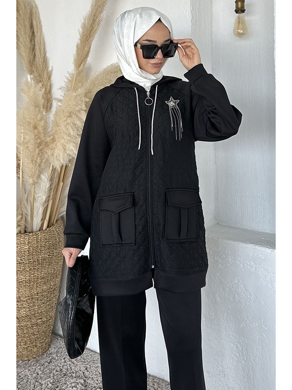 Siyah Kapitoneli Broş Detaylı Kapüşonlu Tesettür Tunik Bel Lastikli Pantolon İkili Takım-4