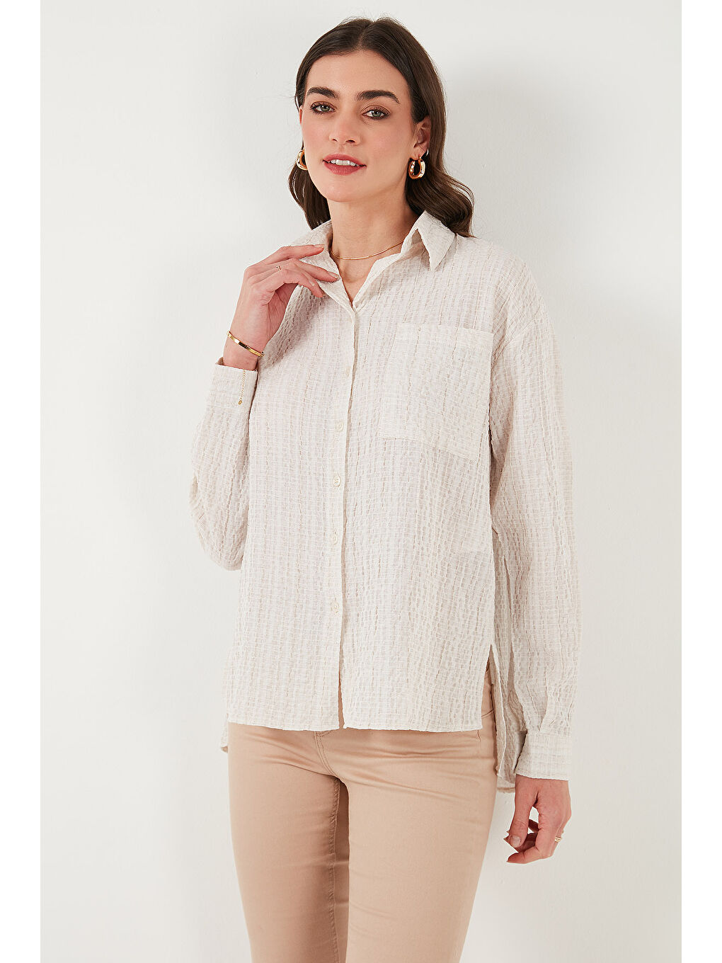 Bej Regular Fit Tek Cepli Önü Kısa Arkası Uzun Krinkıl Kadın Gömlek 6772752-1