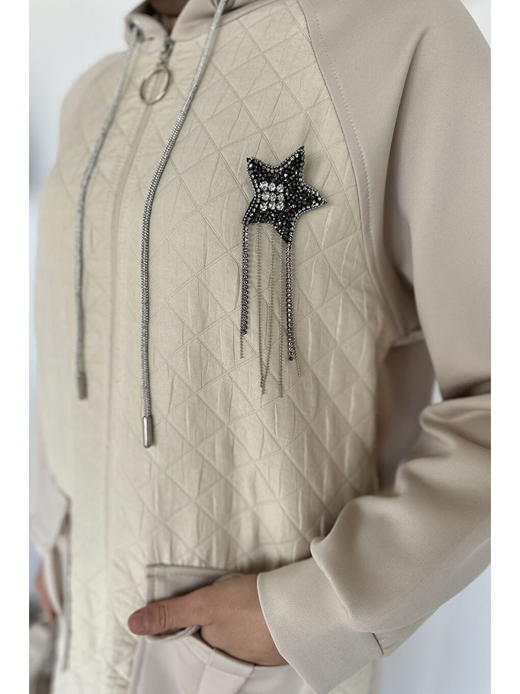 Bej Kapitoneli Broş Detaylı Kapüşonlu Tesettür Tunik Bel Lastikli Pantolon İkili Takım-7