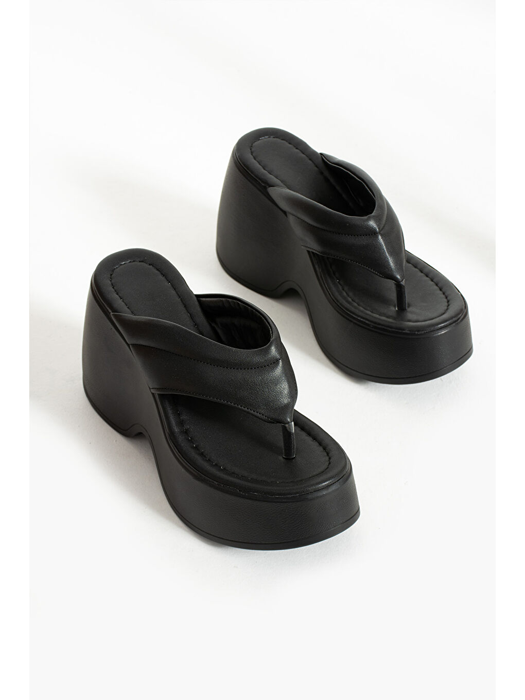 Siyah Kadın Ortopedik Yüksek Tabanlı Parmak Arası Terlik (9,5Cm)