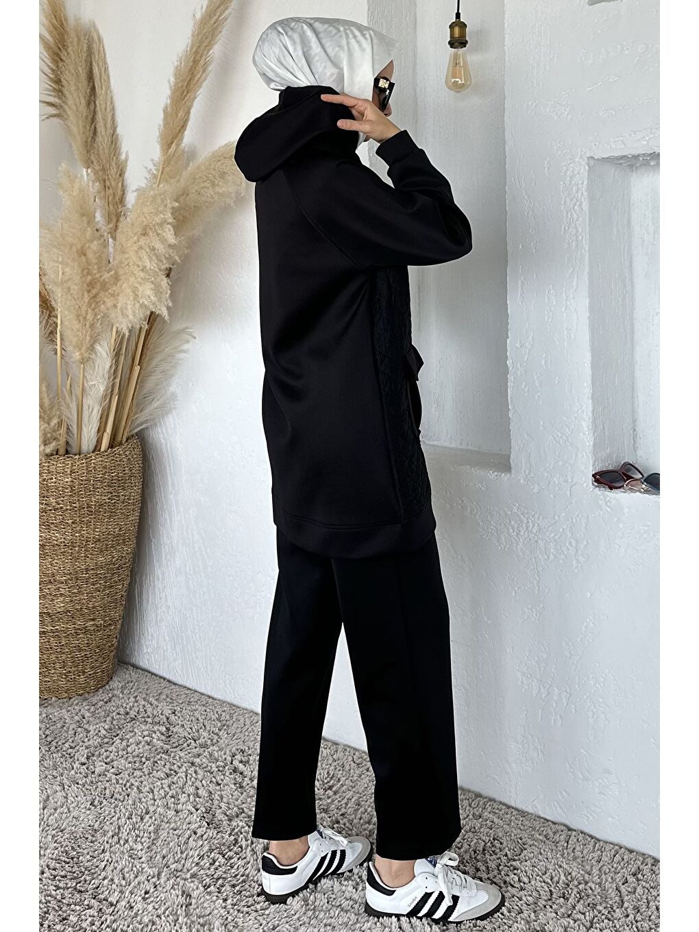 Siyah Kapitoneli Broş Detaylı Kapüşonlu Tesettür Tunik Bel Lastikli Pantolon İkili Takım-7