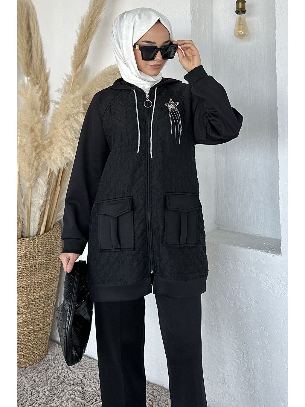Siyah Kapitoneli Broş Detaylı Kapüşonlu Tesettür Tunik Bel Lastikli Pantolon İkili Takım-9