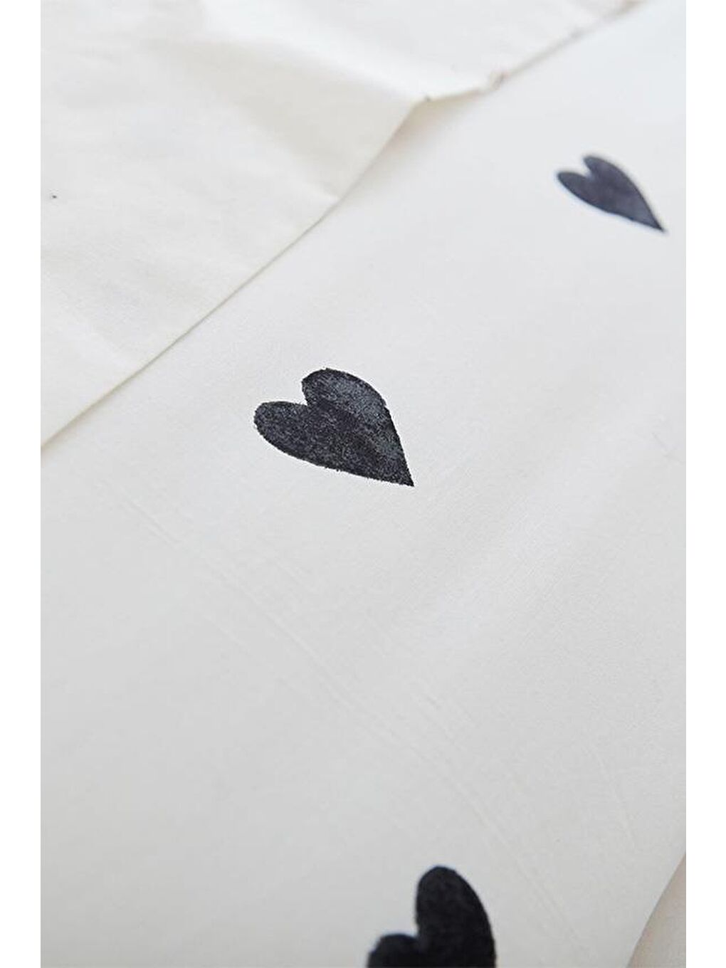 Siyah Heart Tek Kişilik Çarşafı Lastikli Kalpli Nevresim Takımı-1