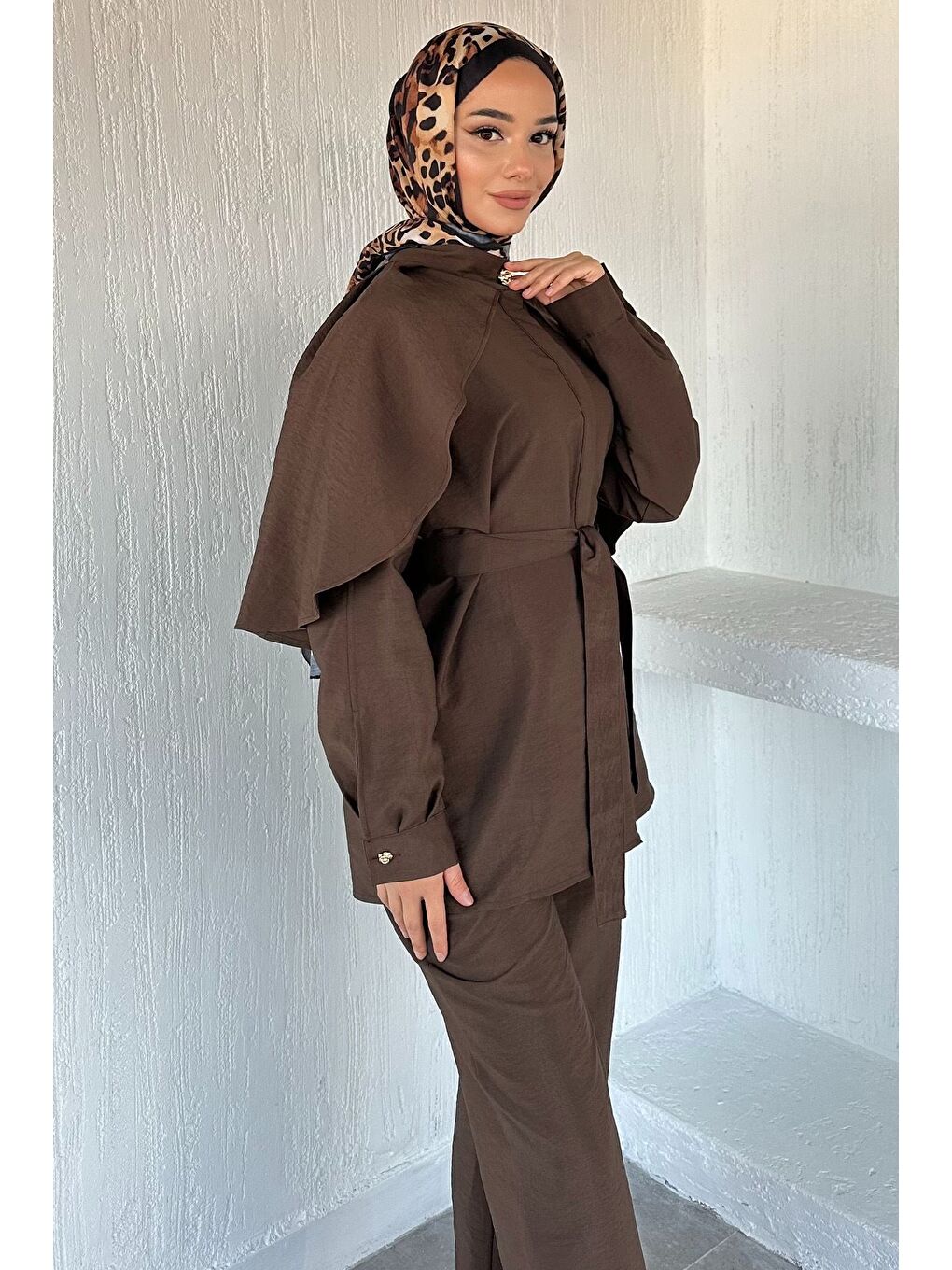 Kahverengi Pelerinli Broş Detaylı Kuşaklı Tunik Bel Lastikli Pantolon Tesettür İkili Takım-1