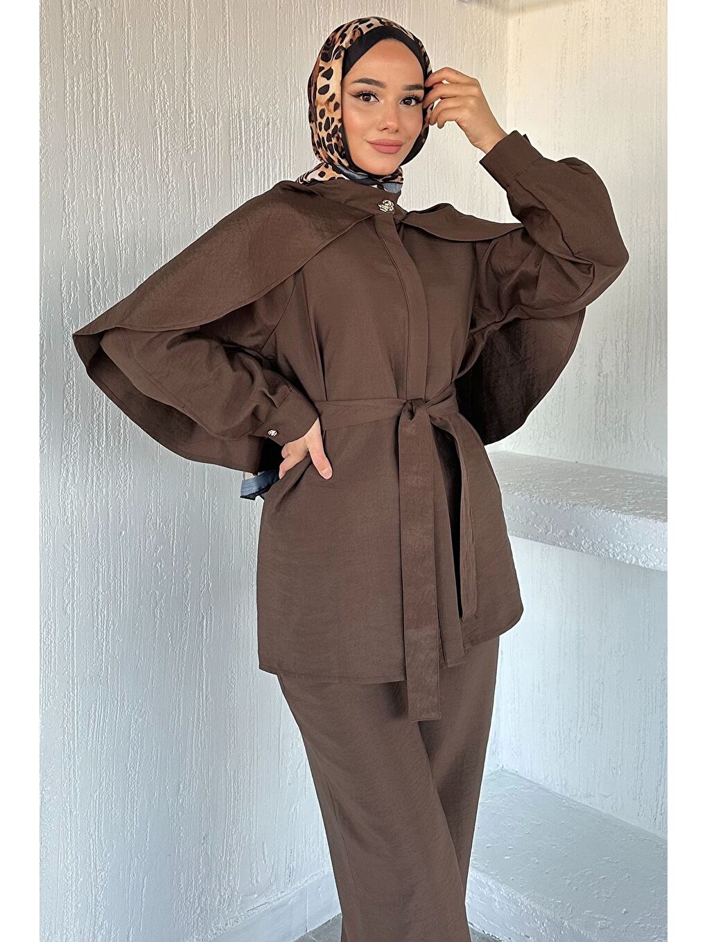 Kahverengi Pelerinli Broş Detaylı Kuşaklı Tunik Bel Lastikli Pantolon Tesettür İkili Takım-3