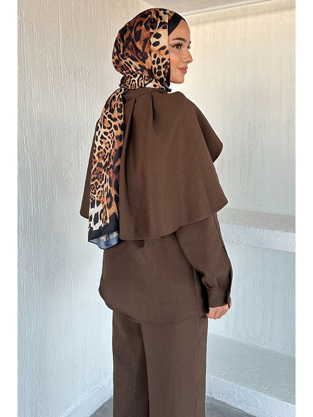 Kahverengi Pelerinli Broş Detaylı Kuşaklı Tunik Bel Lastikli Pantolon Tesettür İkili Takım-4