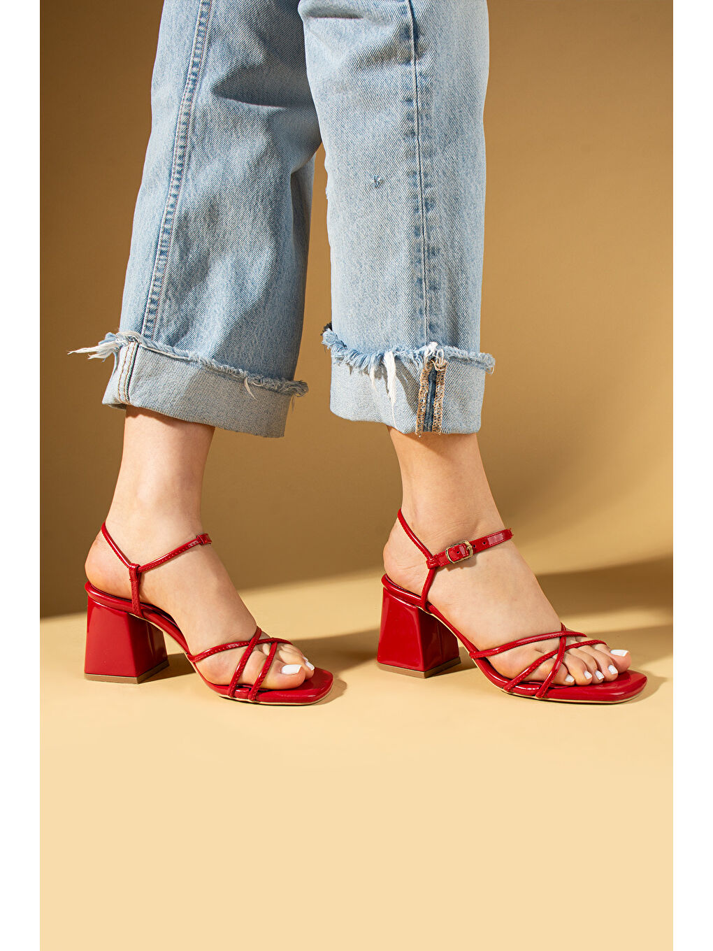 Kırmızı İnce Bantlı Tokalı Kare Topuklu Kadın Ayakkabı 001-1060-25Rugan