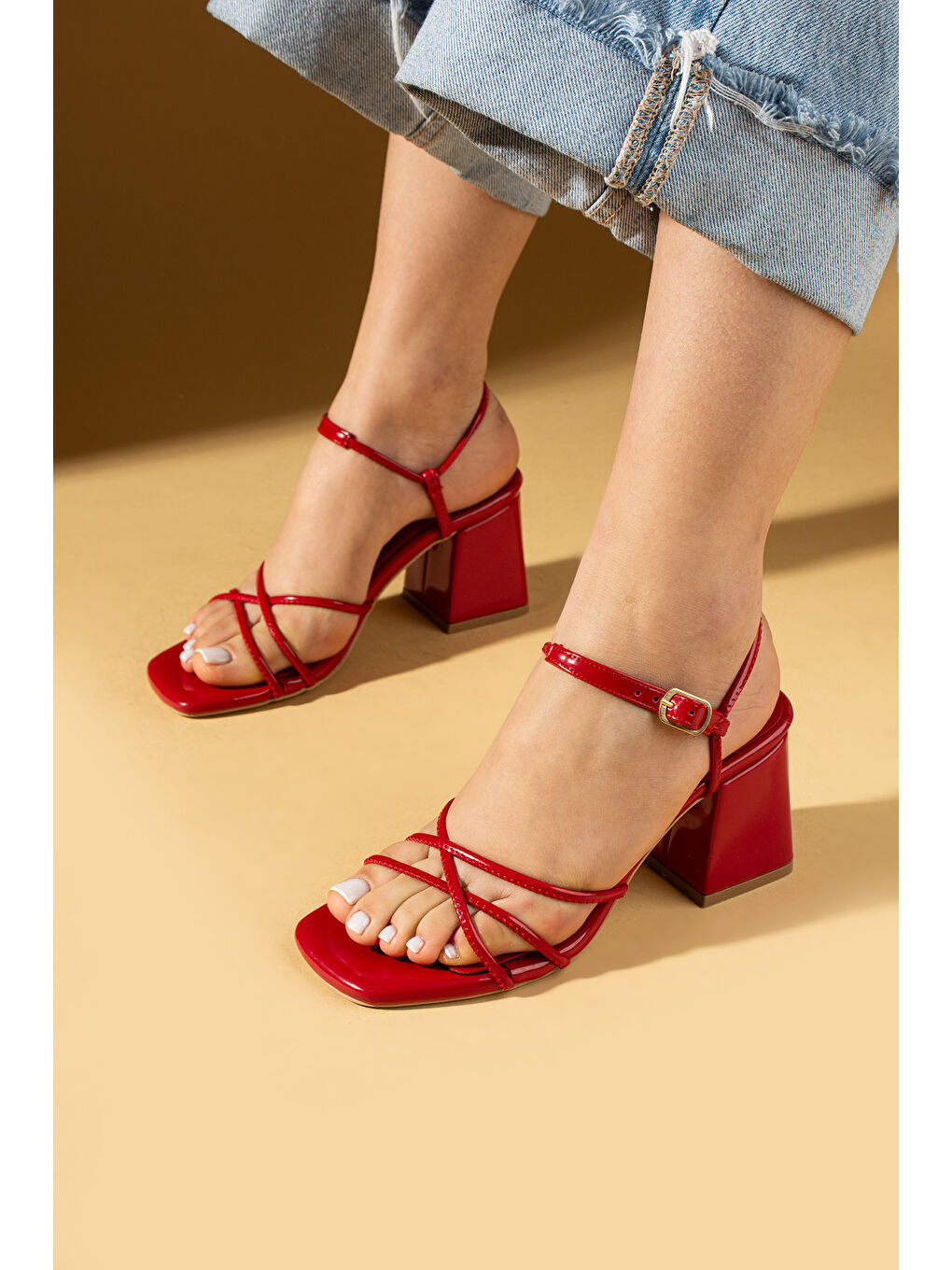 Kırmızı İnce Bantlı Tokalı Kare Topuklu Kadın Ayakkabı 001-1060-25Rugan-1
