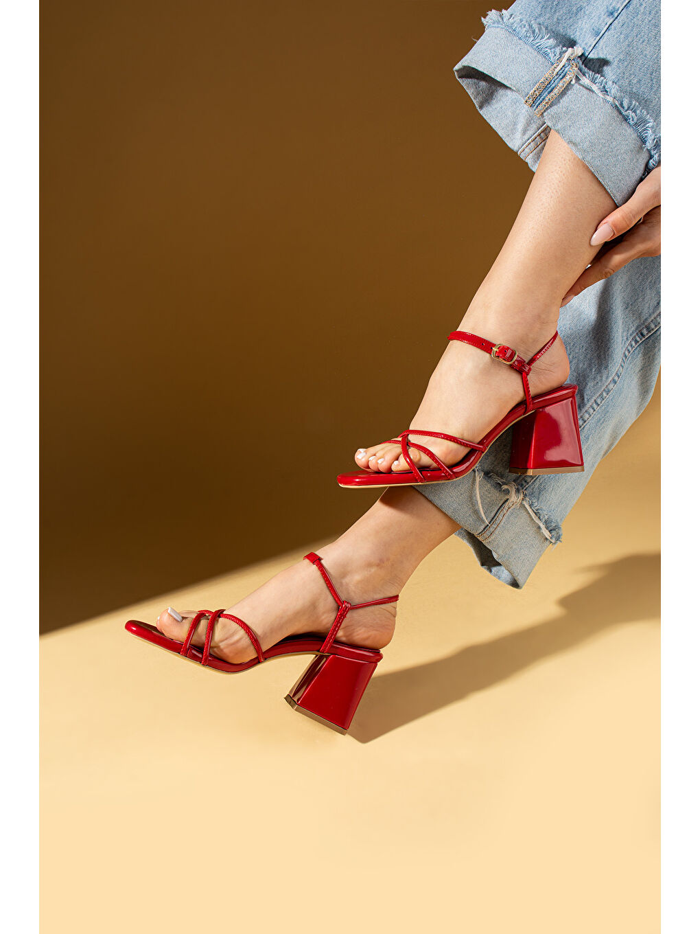 Kırmızı İnce Bantlı Tokalı Kare Topuklu Kadın Ayakkabı 001-1060-25Rugan-2