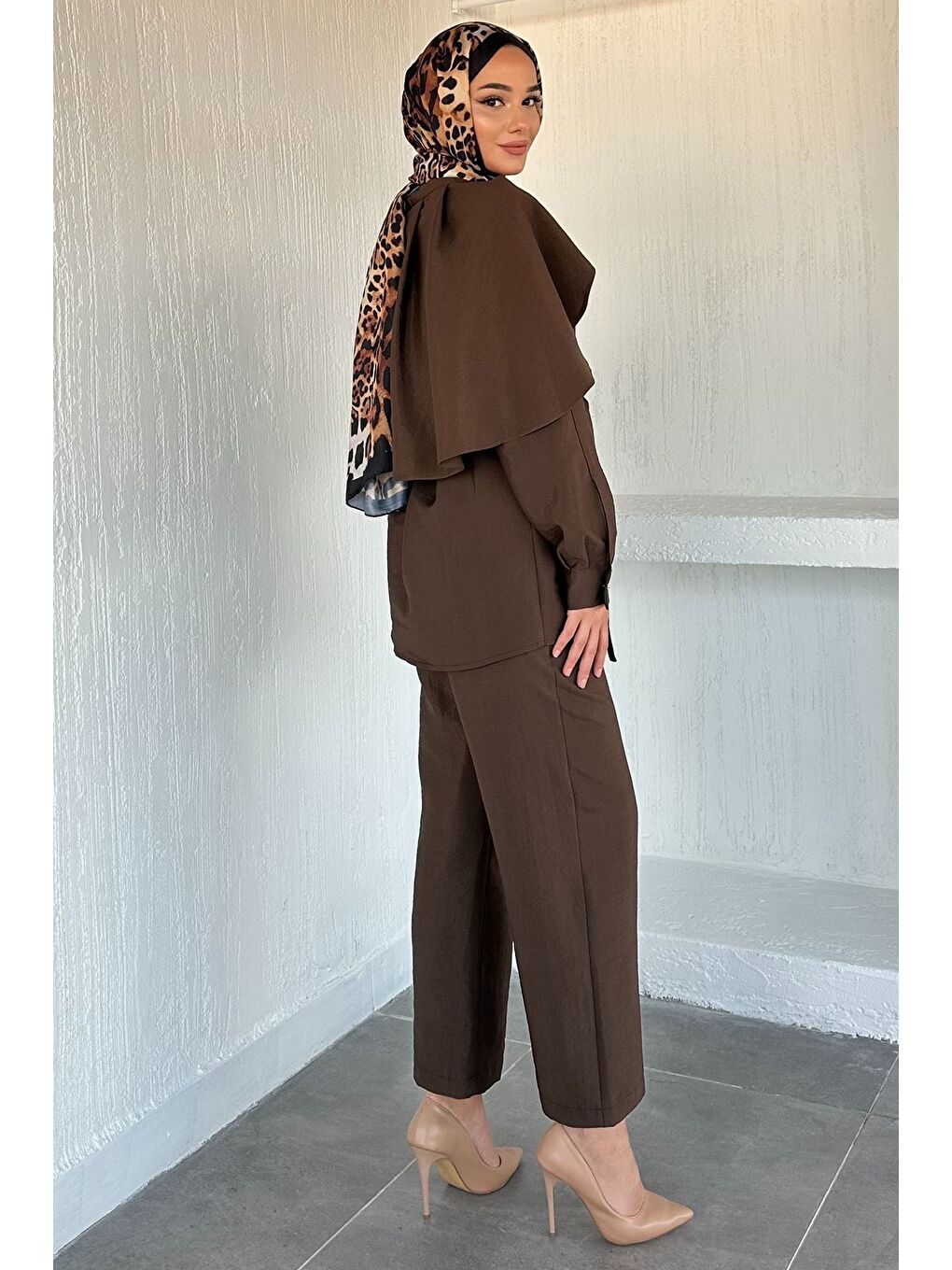 Kahverengi Pelerinli Broş Detaylı Kuşaklı Tunik Bel Lastikli Pantolon Tesettür İkili Takım-7