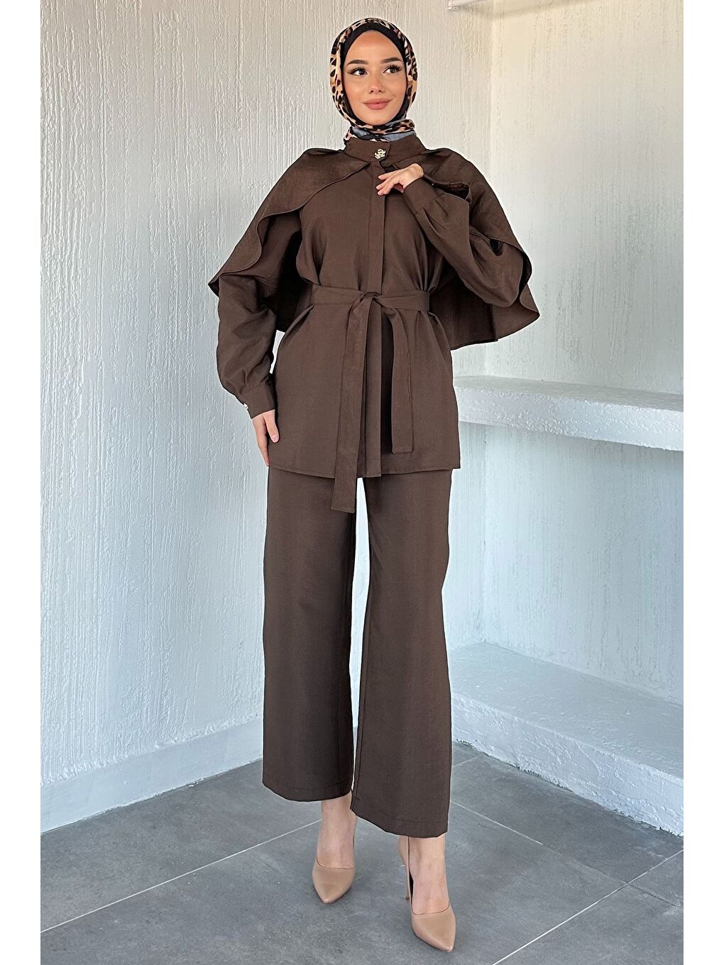 Kahverengi Pelerinli Broş Detaylı Kuşaklı Tunik Bel Lastikli Pantolon Tesettür İkili Takım-8