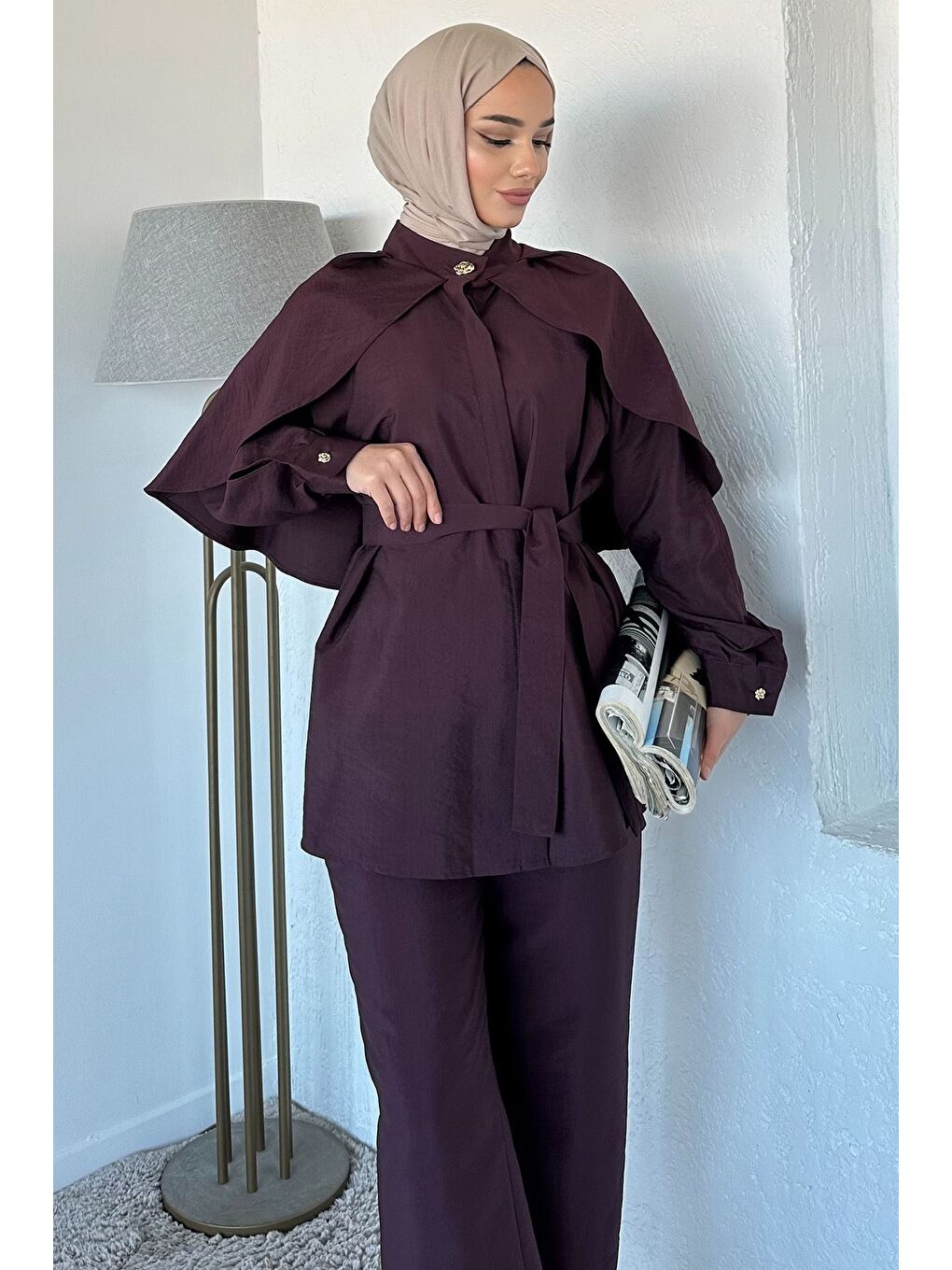 Mürdüm Pelerinli Broş Detaylı Kuşaklı Tunik Bel Lastikli Pantolon Tesettür İkili Takım-1