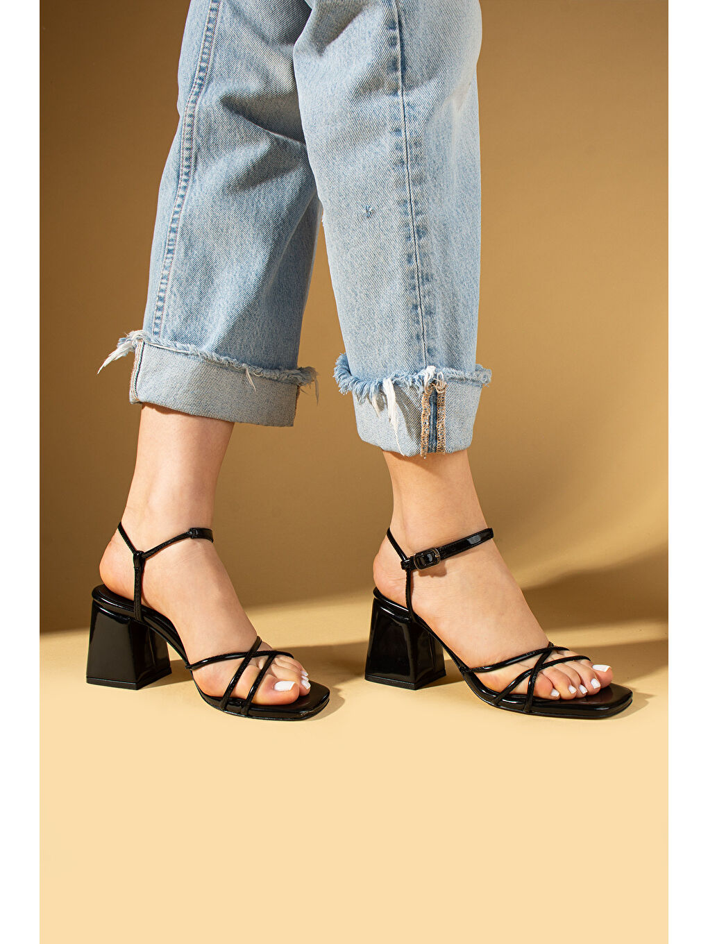 Siyah İnce Bantlı Tokalı Kare Topuklu Kadın Ayakkabı 001-1060-25Rugan