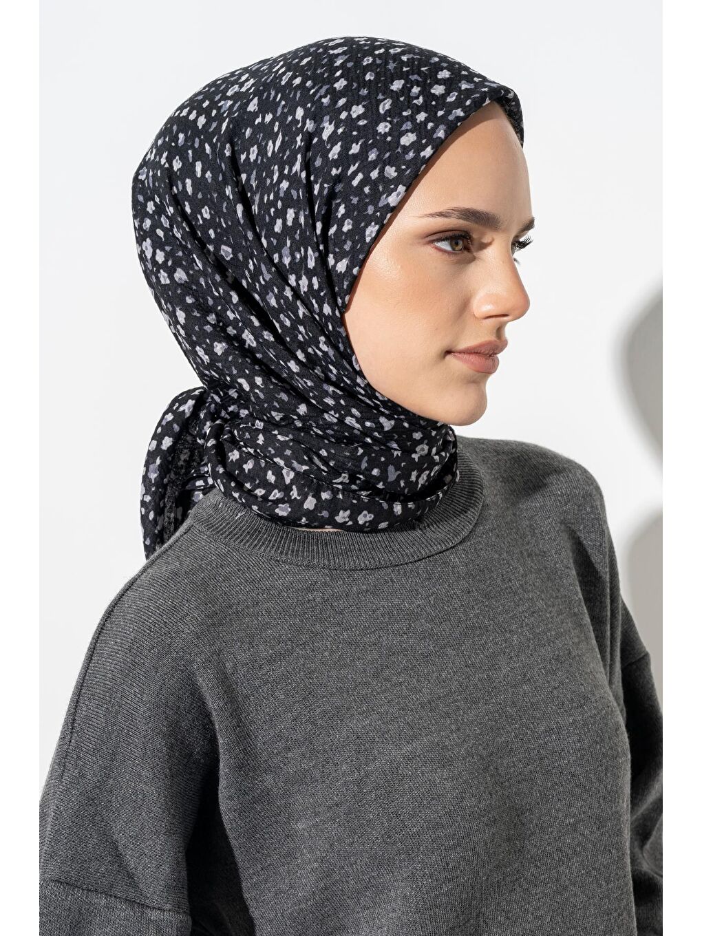 Siyah Kadın Tesettür Kırışmaz Bürümcük Eşarp-4