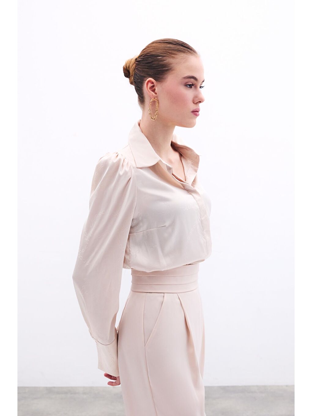 Bej Vatkalı Desenli Saten Gömlek - Taş-3