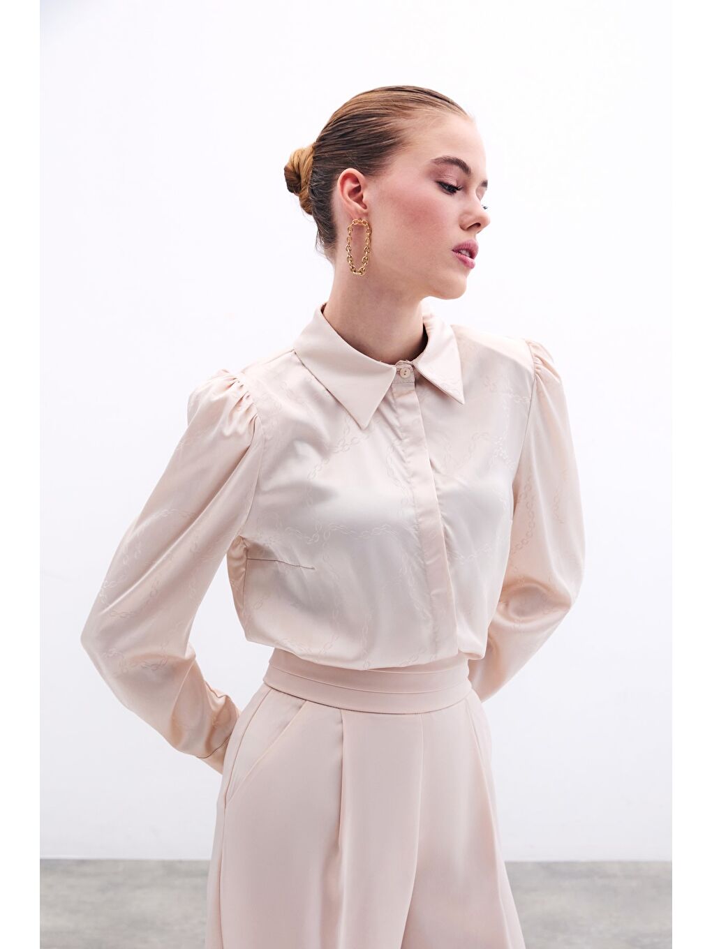 Bej Vatkalı Desenli Saten Gömlek - Taş-4