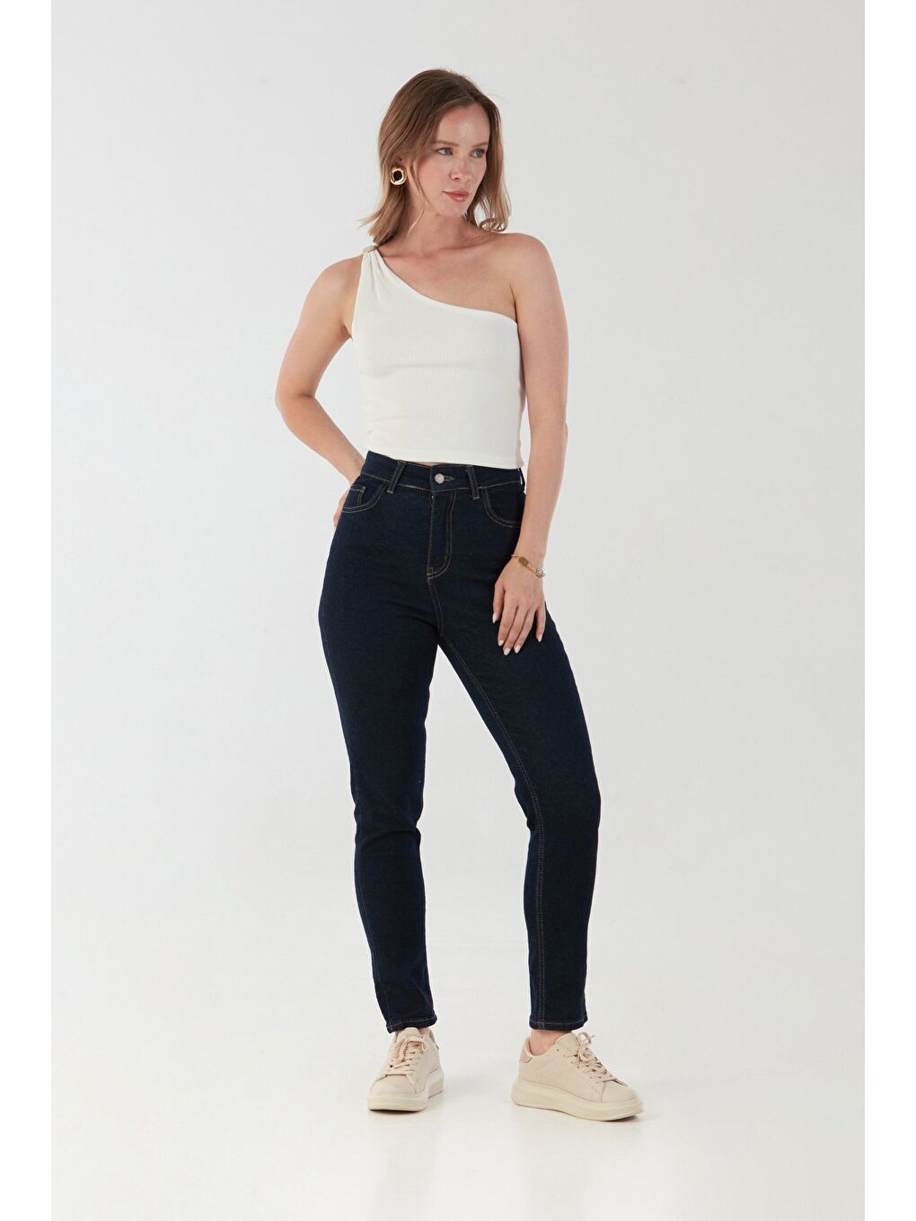 Beyaz Fitilli Tek Omuz Toka Detaylı Bluz-1