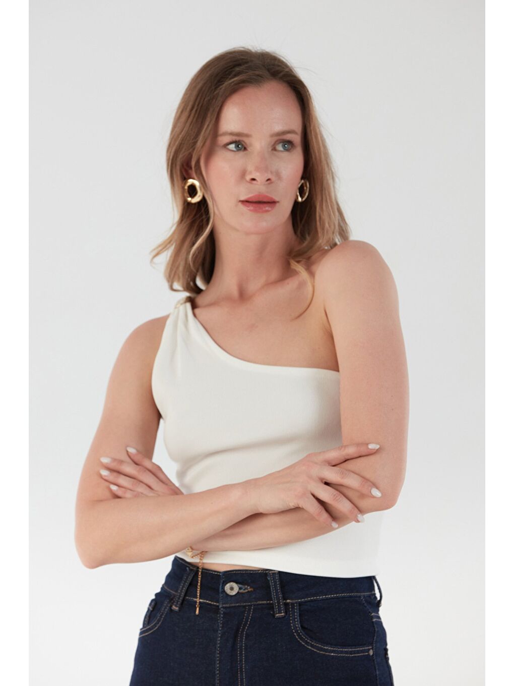 Beyaz Fitilli Tek Omuz Toka Detaylı Bluz-2