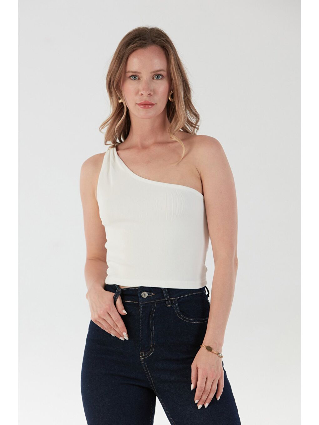 Beyaz Fitilli Tek Omuz Toka Detaylı Bluz-3