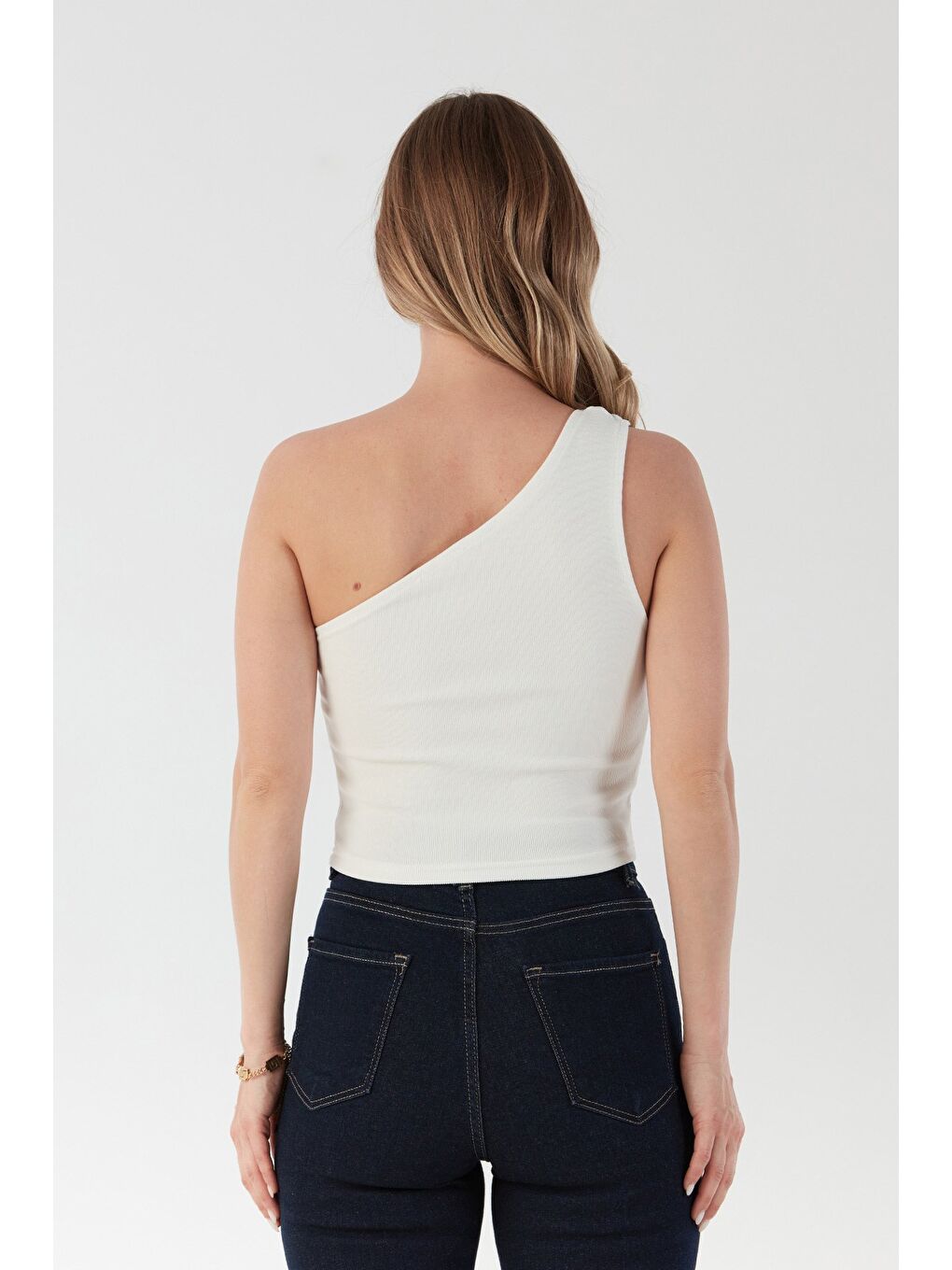 Beyaz Fitilli Tek Omuz Toka Detaylı Bluz-4