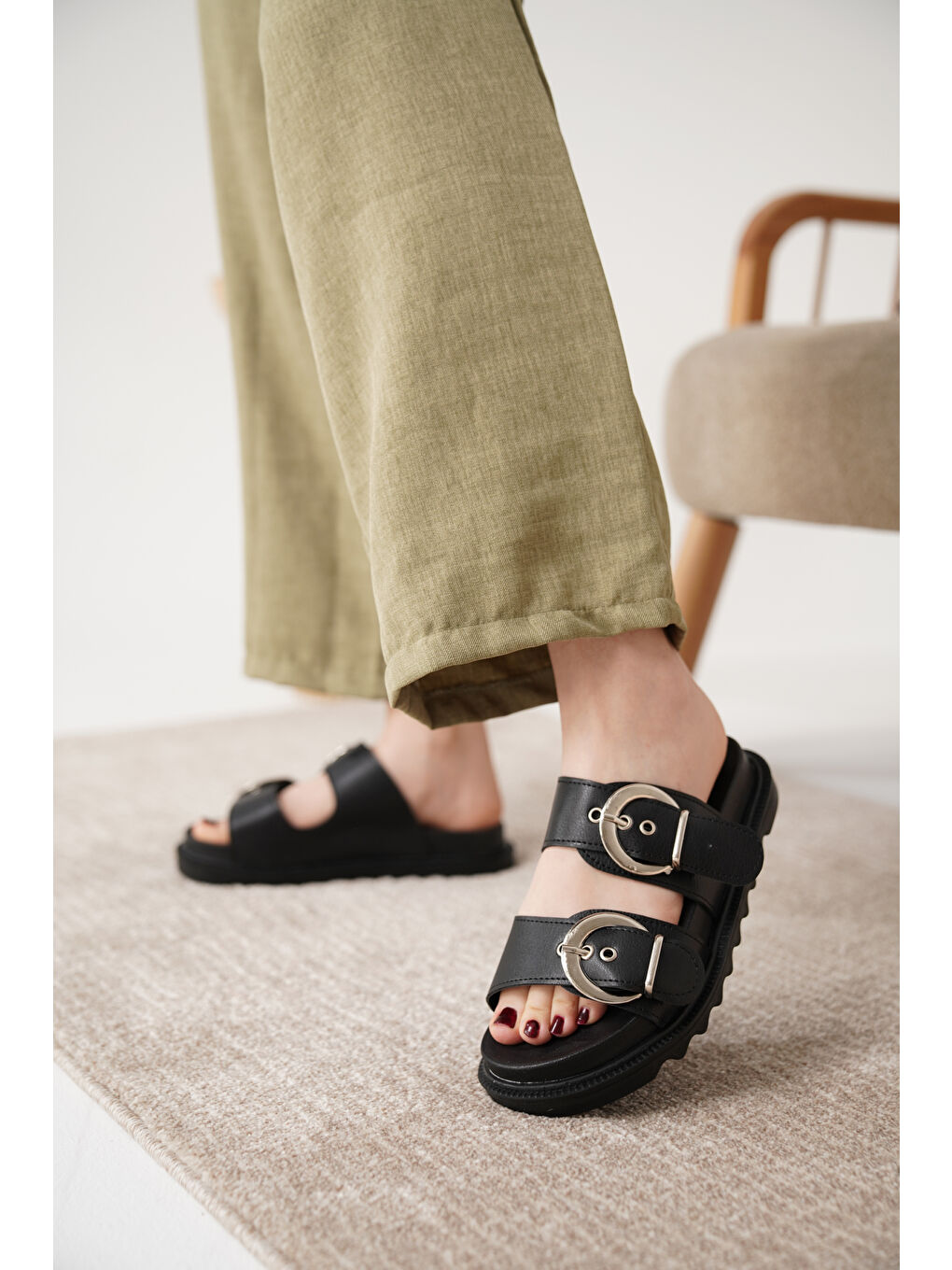 Siyah D0793 Günlük Ortopedik Çift Toka Konforlu Terlik-2