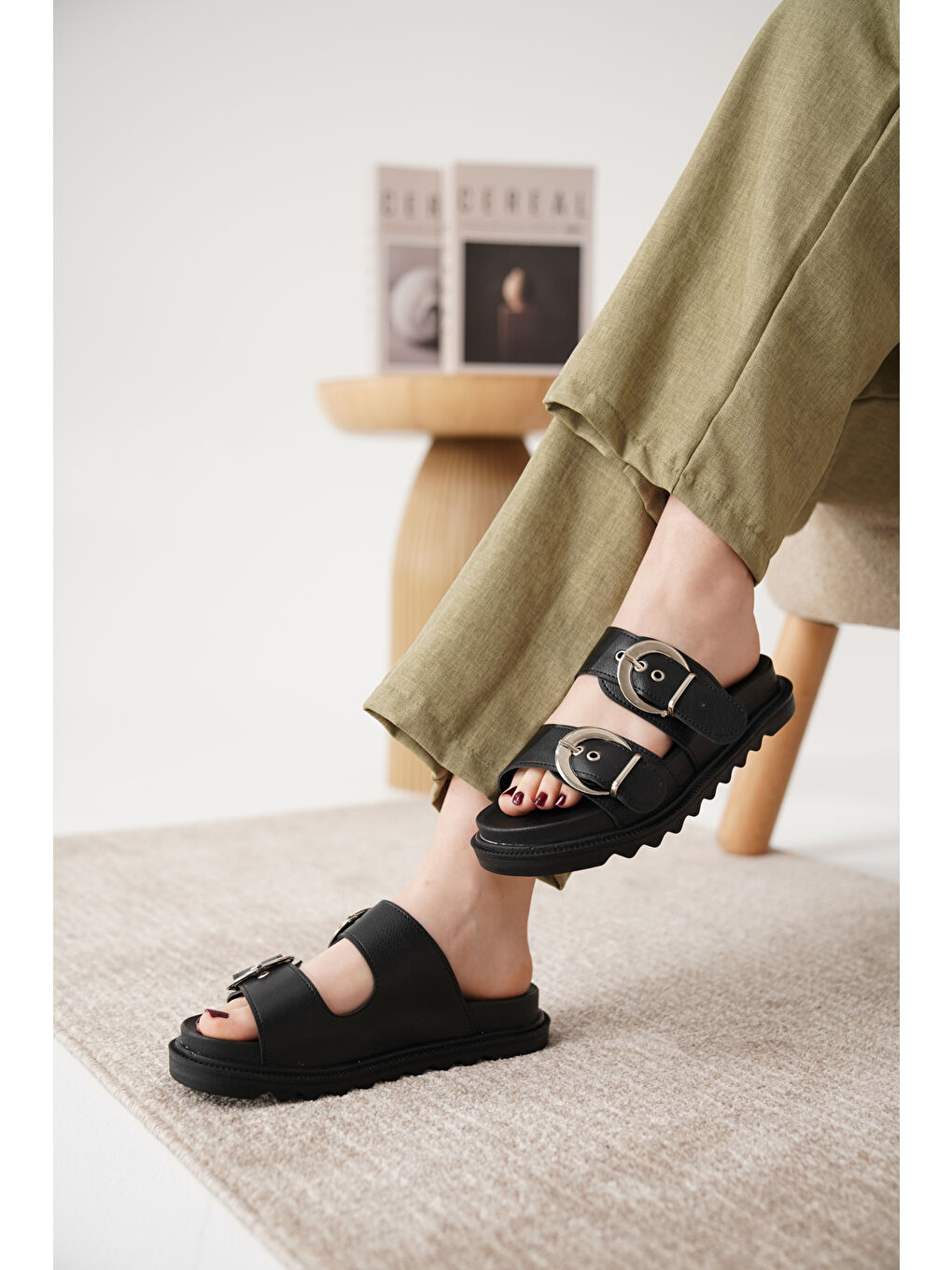 Siyah D0793 Günlük Ortopedik Çift Toka Konforlu Terlik-3