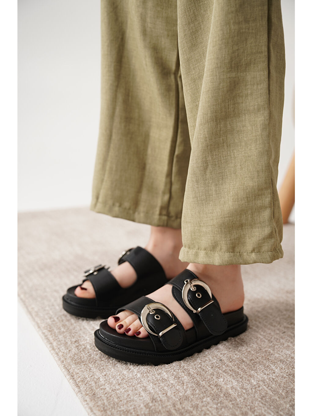 Siyah D0793 Günlük Ortopedik Çift Toka Konforlu Terlik-4