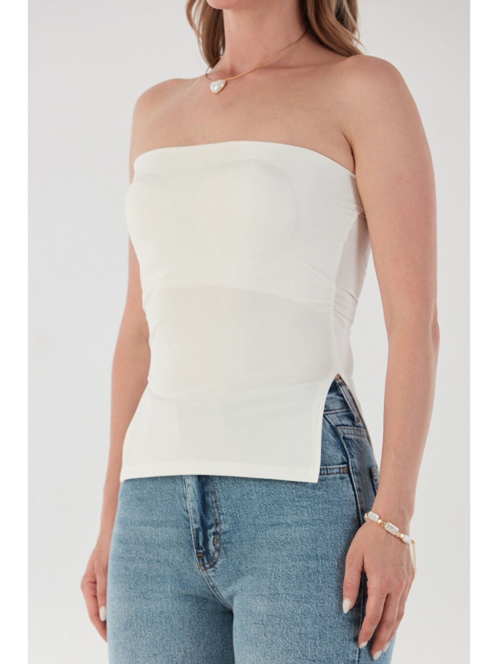 Beyaz Basic Yanları Yırtmaçlı Kaplı Straplez Bluz-4