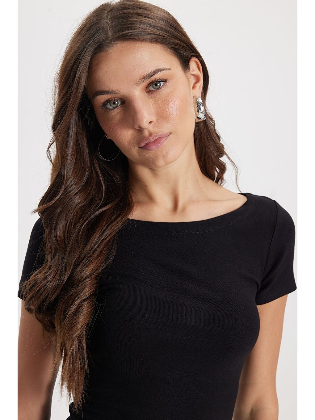 Kadın Slim Fit Dar Kesim Pamuklu Yumuşak Dokulu Kısa Kollu Kayık Yaka Siyah Tişört-2