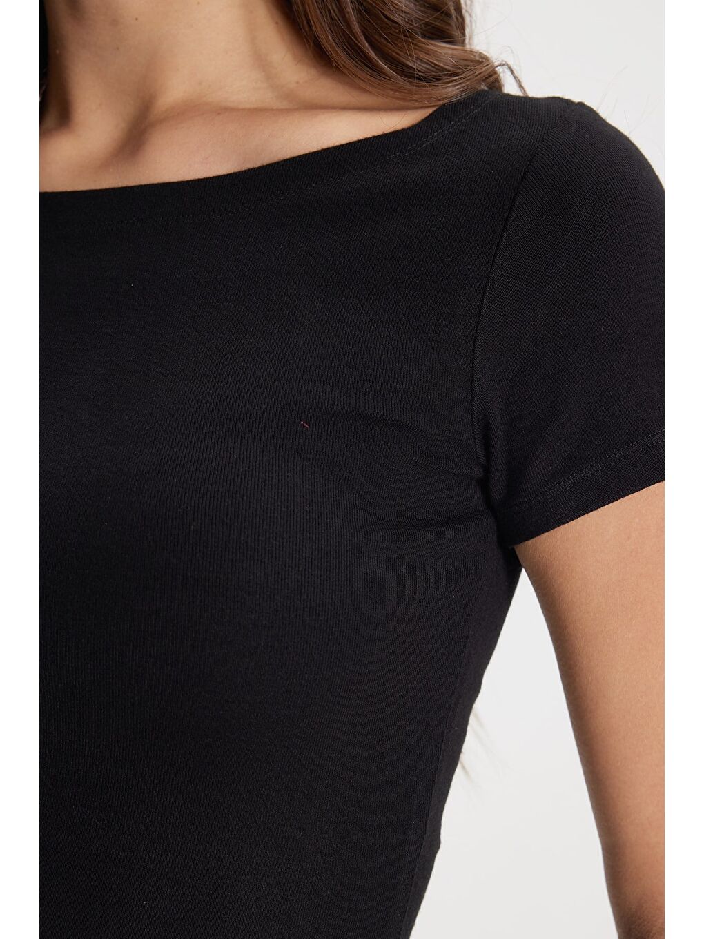 Kadın Slim Fit Dar Kesim Pamuklu Yumuşak Dokulu Kısa Kollu Kayık Yaka Siyah Tişört-3