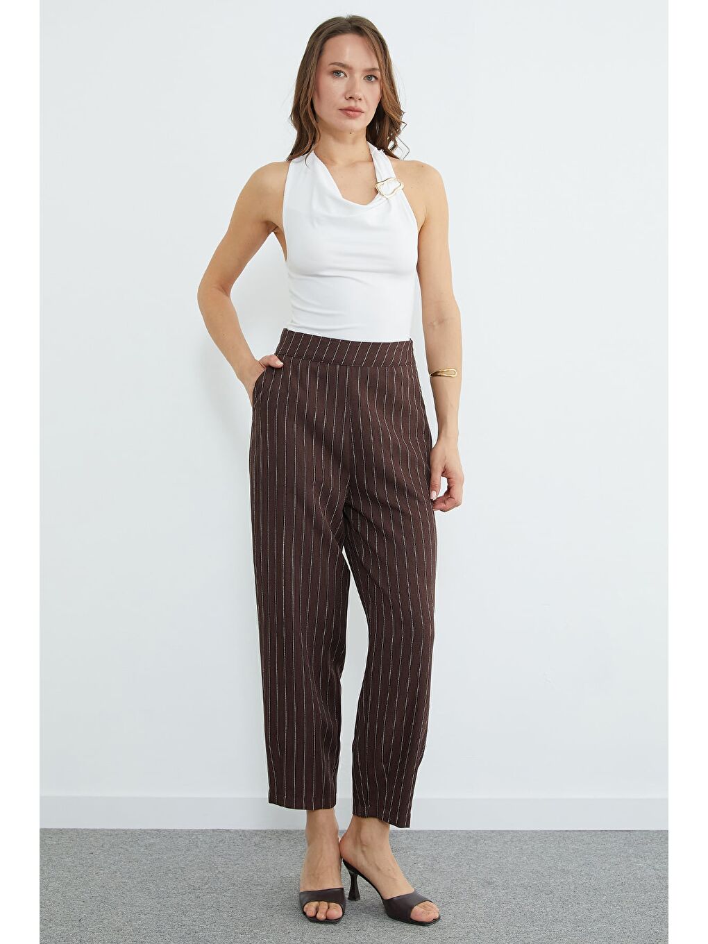 Kahverengi Çizgili Fermuarlı Pensli Cepli Pantolon