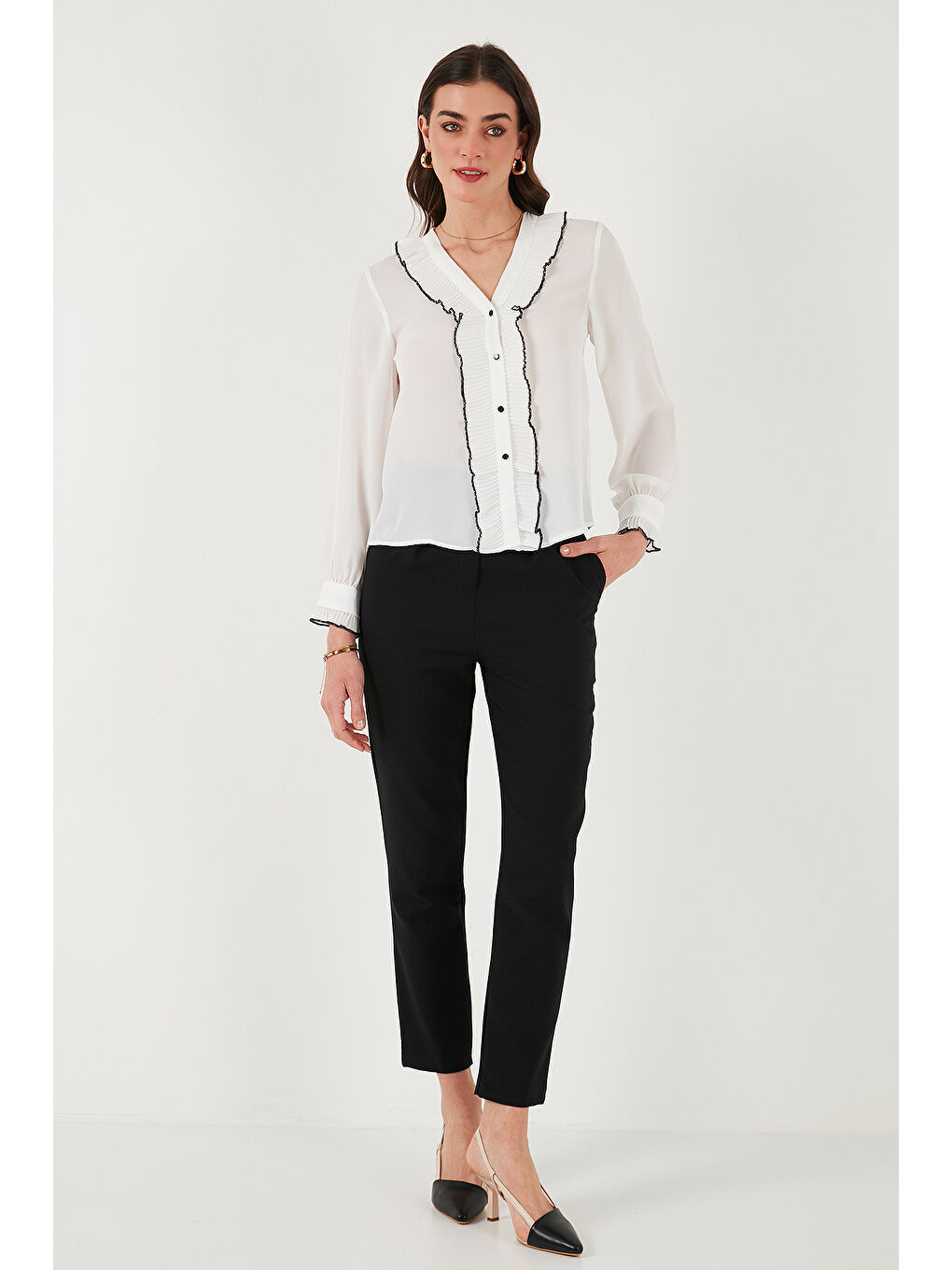 Ekru Standart Fit V Yaka Fırfırlı Uzun Kollu Kadın Gömlek 611Go00341-2