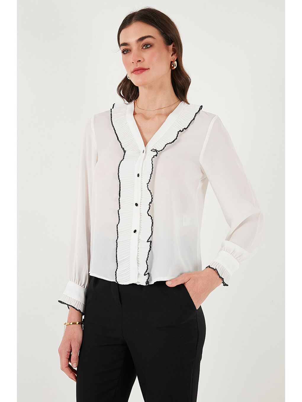 Ekru Standart Fit V Yaka Fırfırlı Uzun Kollu Kadın Gömlek 611Go00341-3