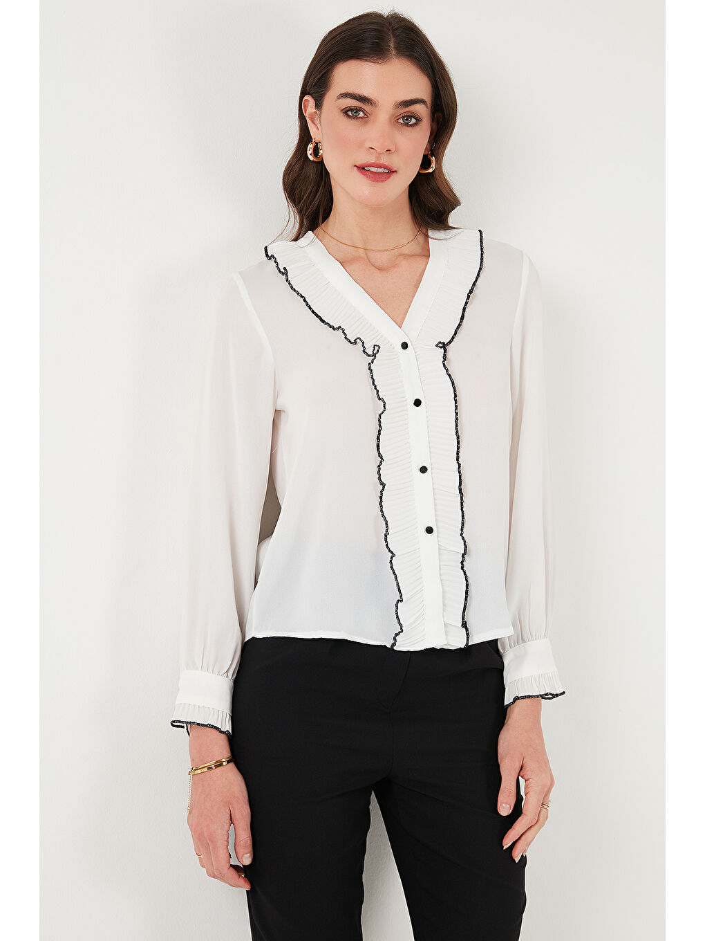 Ekru Standart Fit V Yaka Fırfırlı Uzun Kollu Kadın Gömlek 611Go00341-4