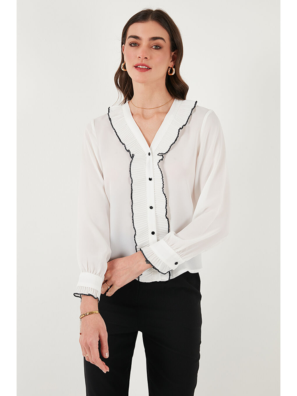 Ekru Standart Fit V Yaka Fırfırlı Uzun Kollu Kadın Gömlek 611Go00341-5