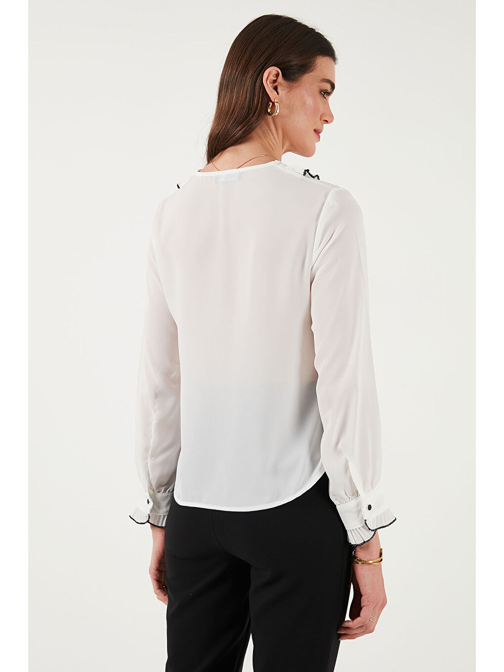 Ekru Standart Fit V Yaka Fırfırlı Uzun Kollu Kadın Gömlek 611Go00341-6