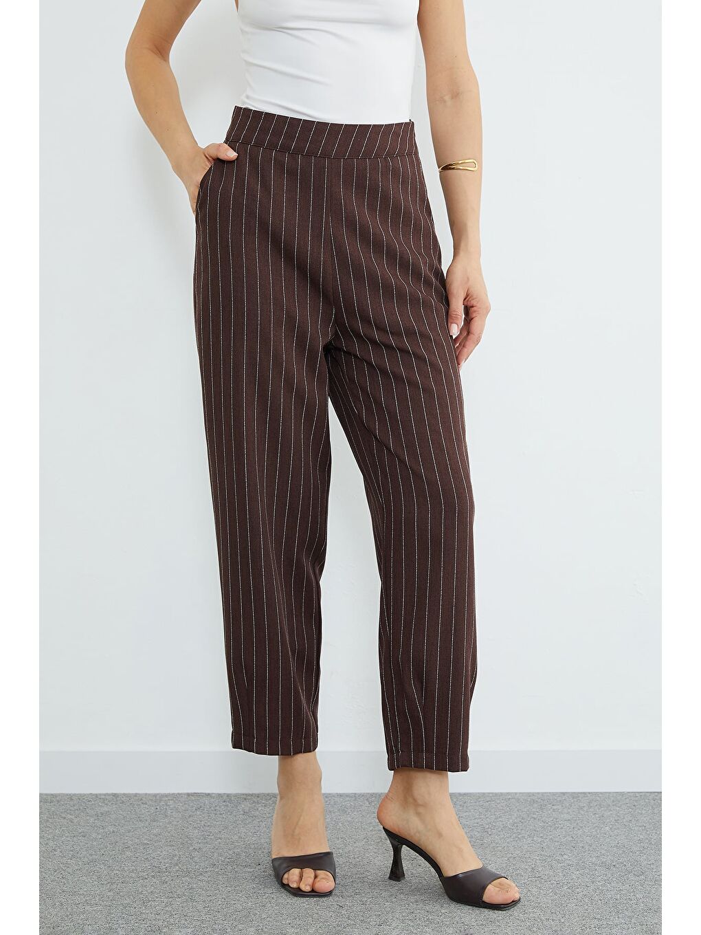 Kahverengi Çizgili Fermuarlı Pensli Cepli Pantolon-1
