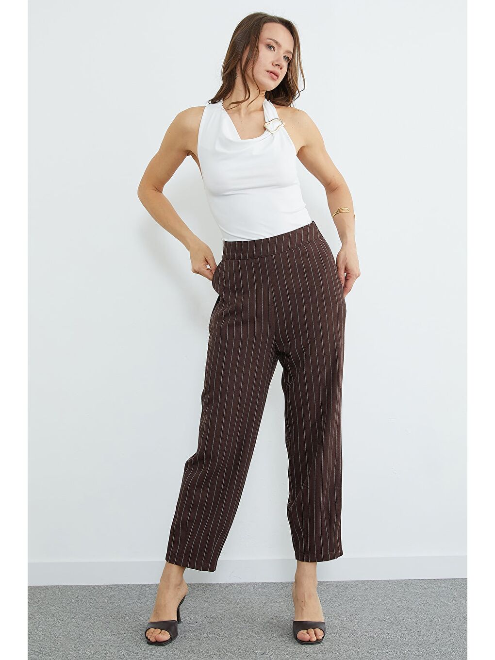Kahverengi Çizgili Fermuarlı Pensli Cepli Pantolon-3