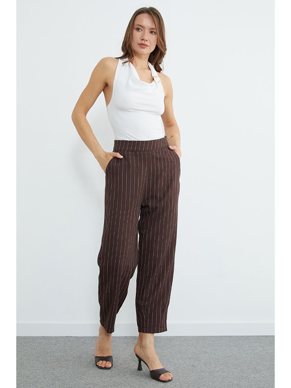 Kahverengi Çizgili Fermuarlı Pensli Cepli Pantolon-4
