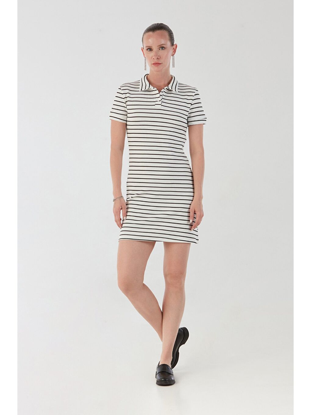 Beyaz Polo Yaka Kısa Kol Elbise