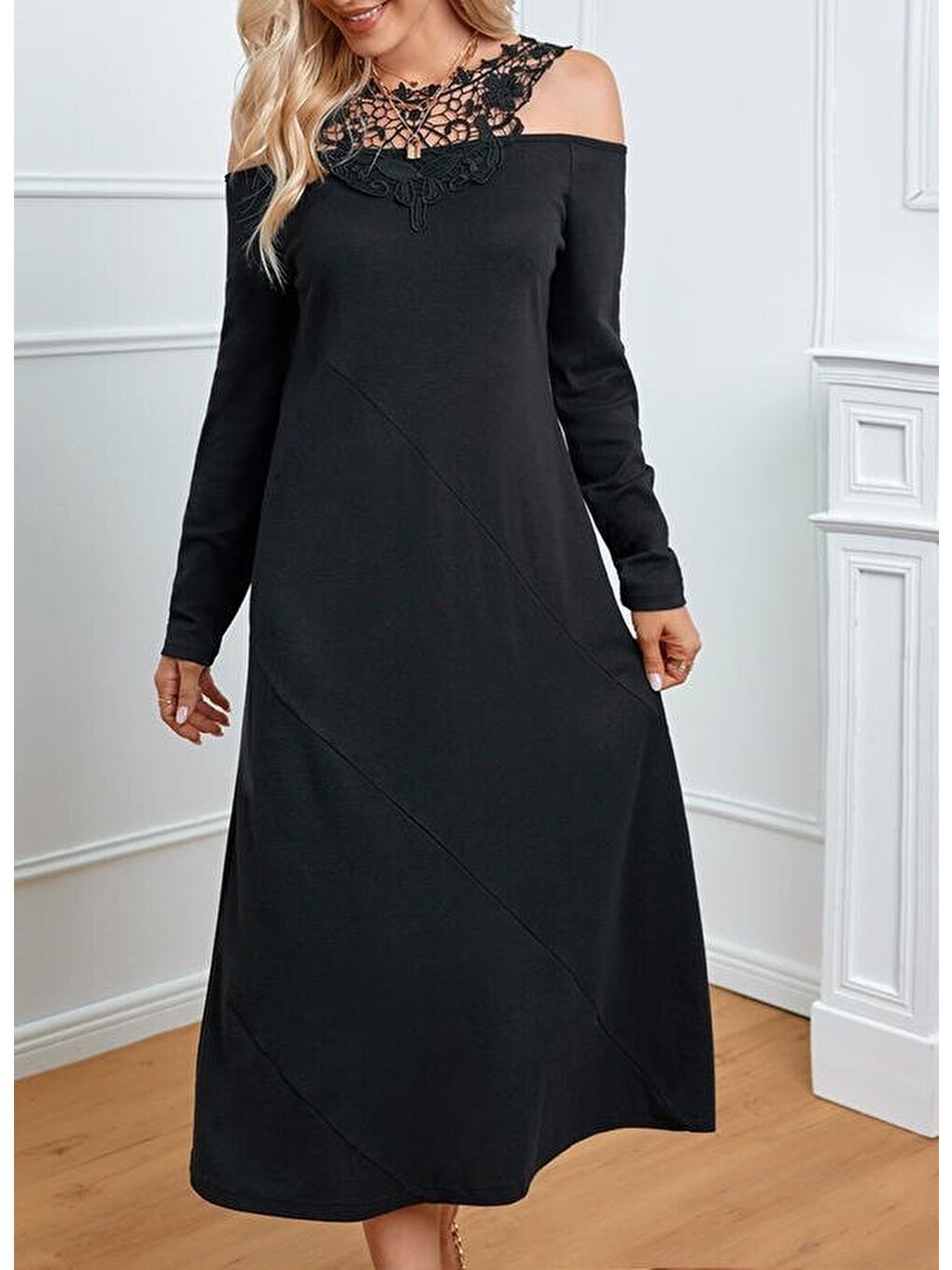 Siyah Kadın Uzun Kollu Yaka önü Güpürlü Madonna Yaka Viskon Midi Boy Elbise-1