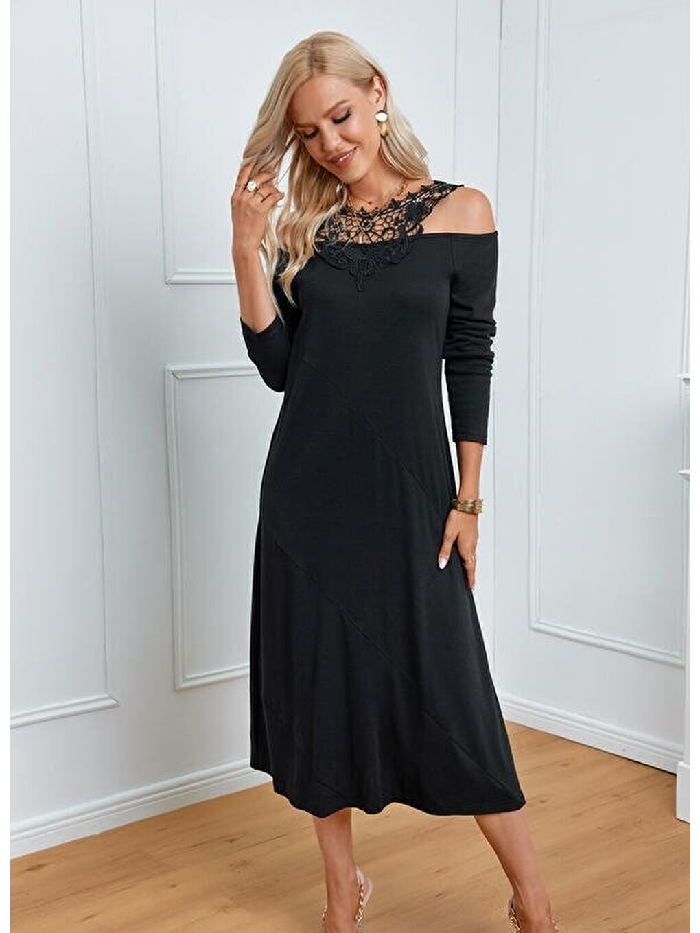 Siyah Kadın Uzun Kollu Yaka önü Güpürlü Madonna Yaka Viskon Midi Boy Elbise-2