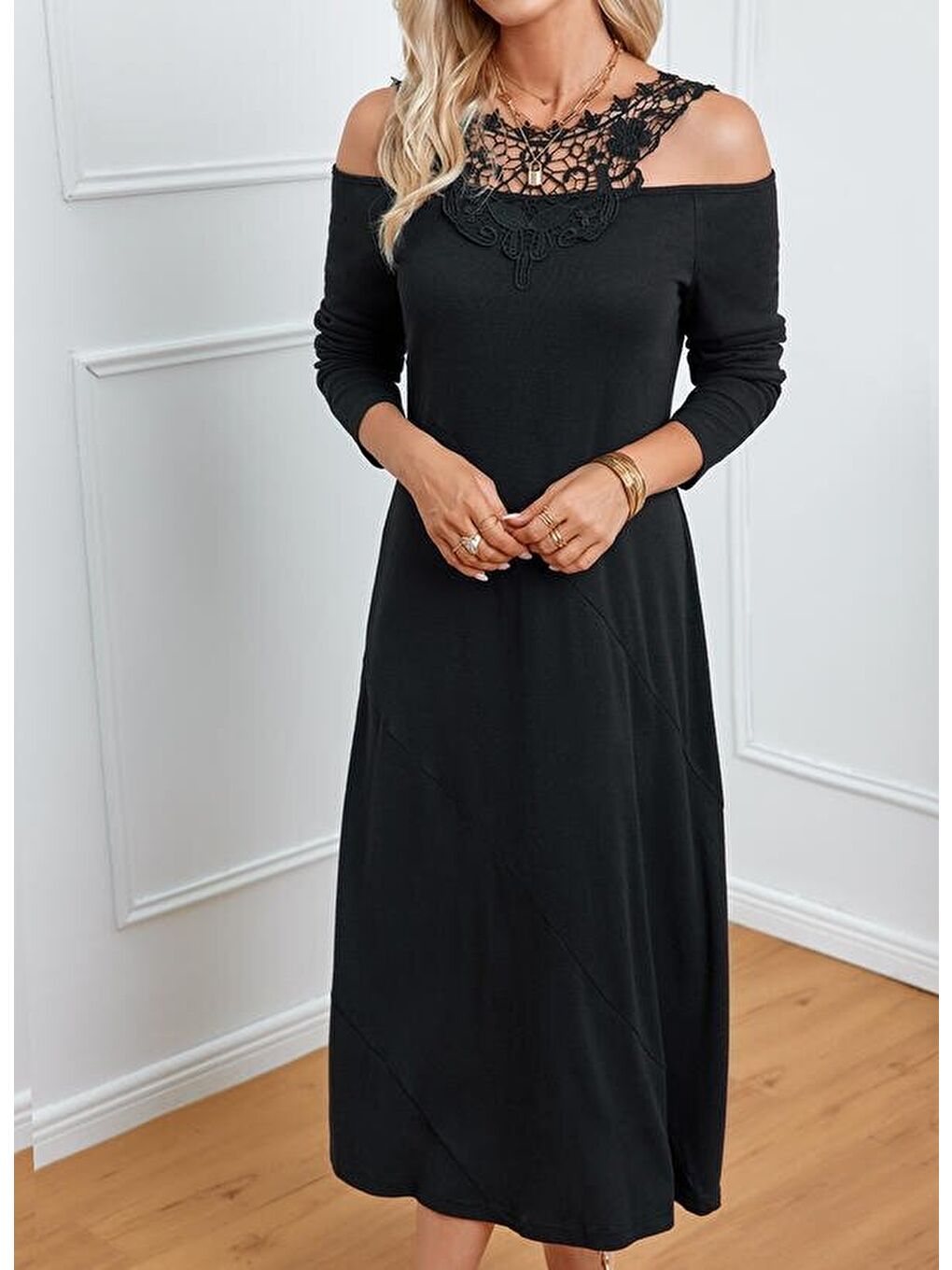 Siyah Kadın Uzun Kollu Yaka önü Güpürlü Madonna Yaka Viskon Midi Boy Elbise-3