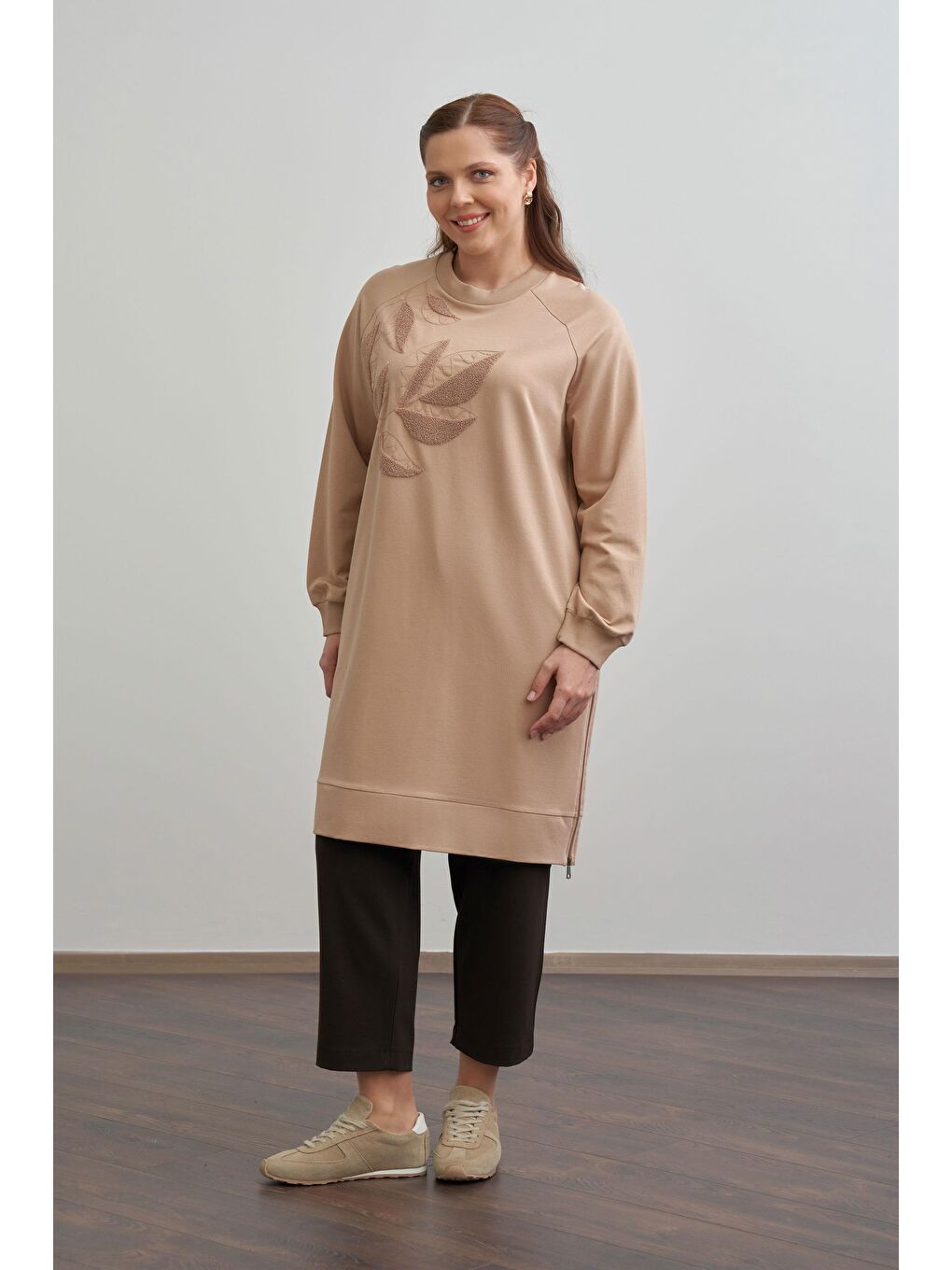 Bej Vizon-Büyük Beden Pamuklu Yaprak Desenli Tunik-1
